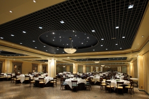 Salón para banquete nupcial con techo estrellado y luz cálida en gran plano general