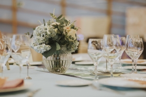 Rosas blancas en florero de vidrio transparente sobre mesa en vista en plano medio