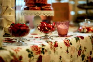 Mantel de calidad en color blanco con estampado de rosas rojas bajo copas para entrantes